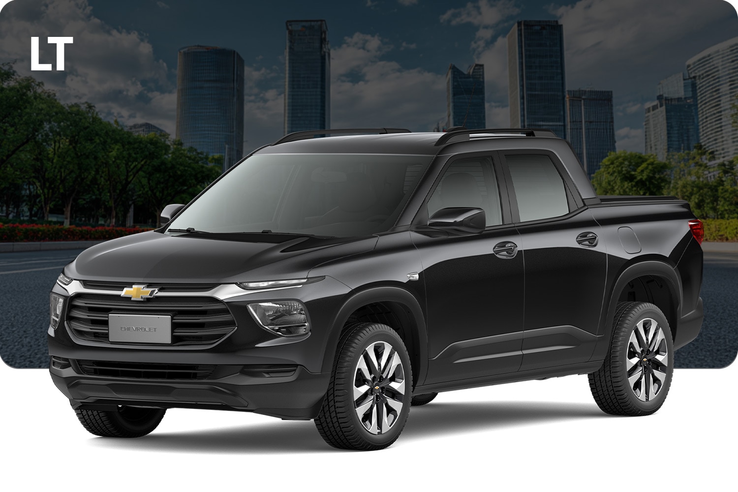 Chevrolet Montana LT negra frente a edificios